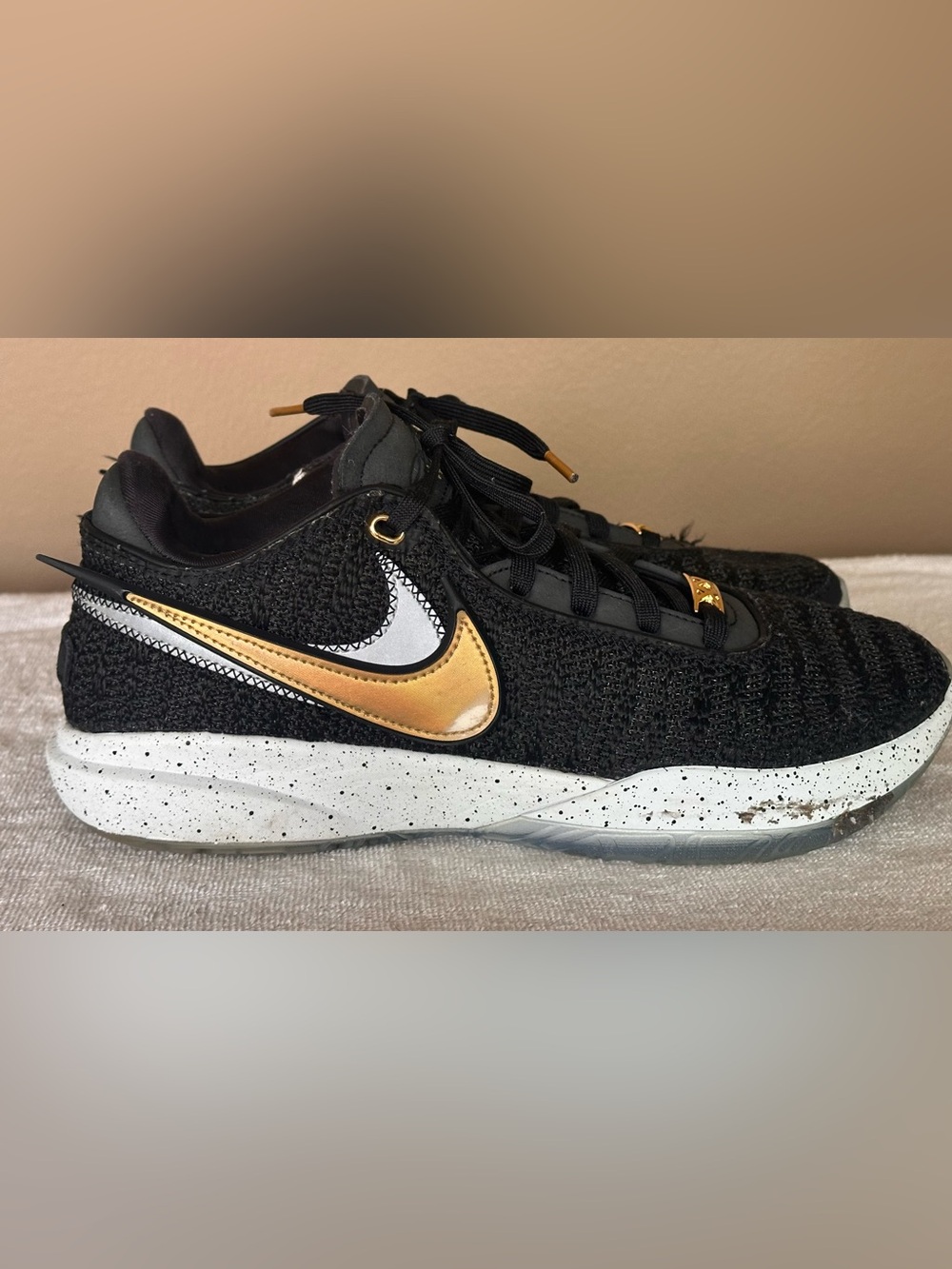 🏀 Nike‎ LeBron XX “Pink Diamond Collection” Basketball Shoes 🏀
Men’s Size 8.5